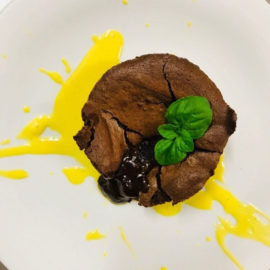 Tortino con cuore caldo e salsa al mango
