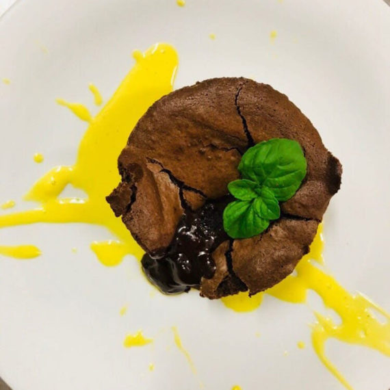 Tortino con cuore caldo e salsa al mango