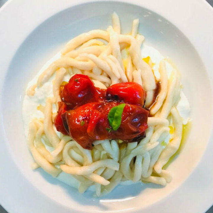 Strozzapreti con pomodori confit e burrata