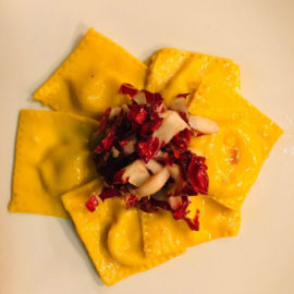 Ravioli burro e salvia e radicchio rosso
