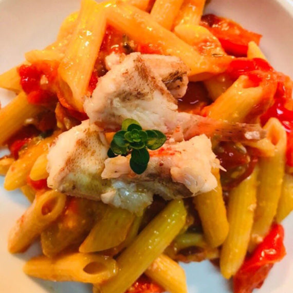 Penne con pesce e pomodoro