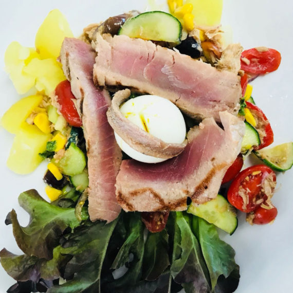 Insalata nizzarda con tonno fresco pinna gialla